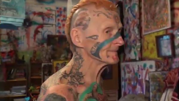 Пенсионер украшает себя татуировками, на его теле больше 60 тату - Sputnik Грузия