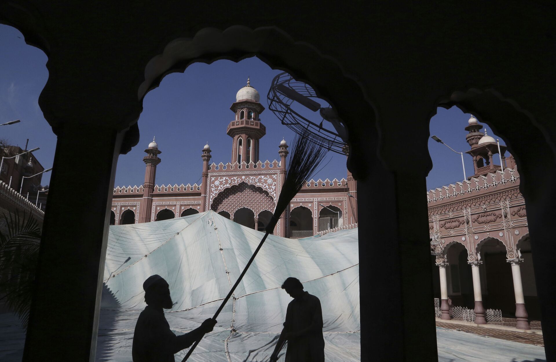 Мечеть Мохабат Хан в Пакистане в месяц Рамадан. Мусульманские праздники - Sputnik Грузия, 1920, 24.08.2021
