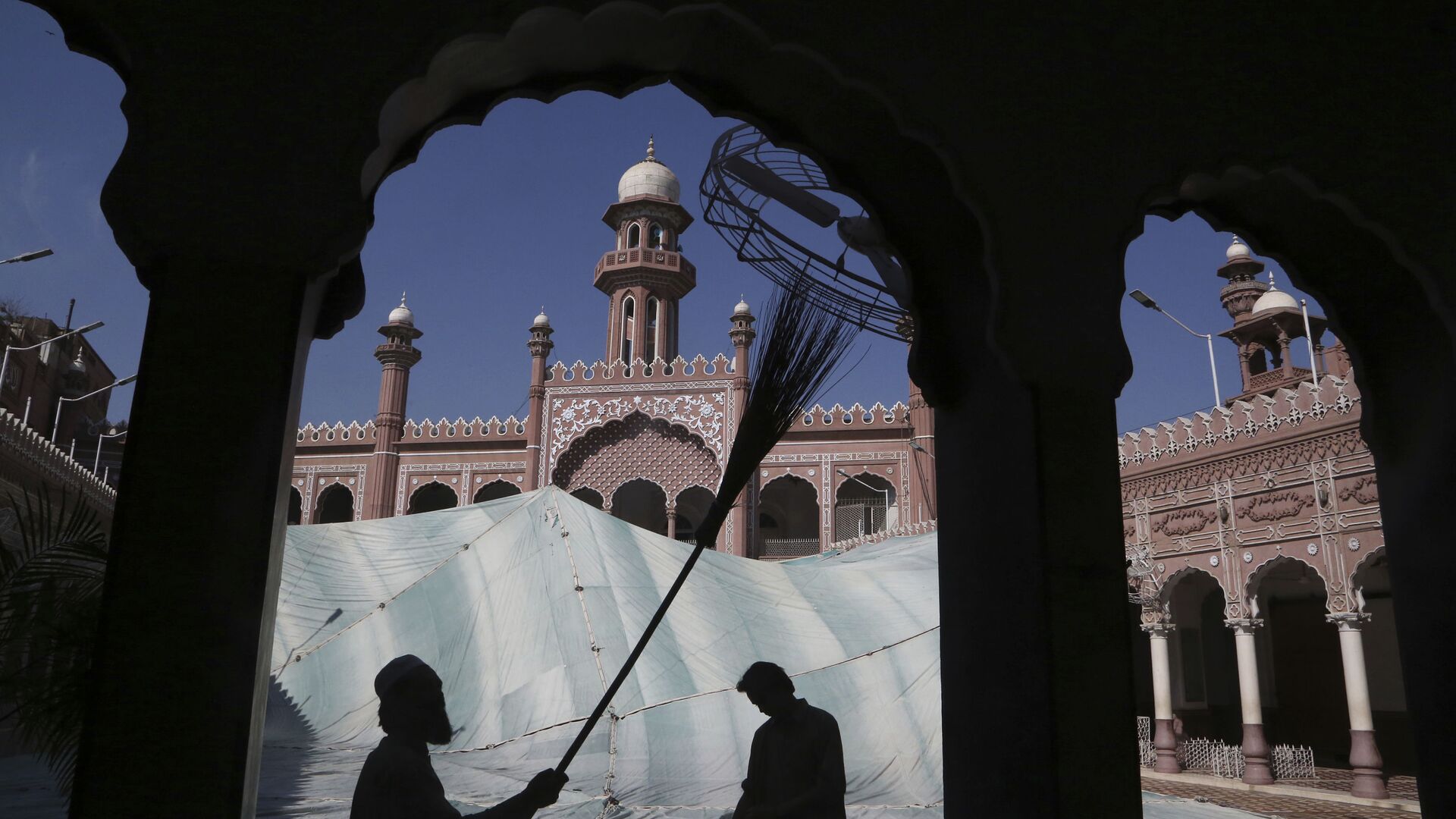Мечеть Мохабат Хан в Пакистане в месяц Рамадан. Мусульманские праздники - Sputnik Грузия, 1920, 31.03.2022