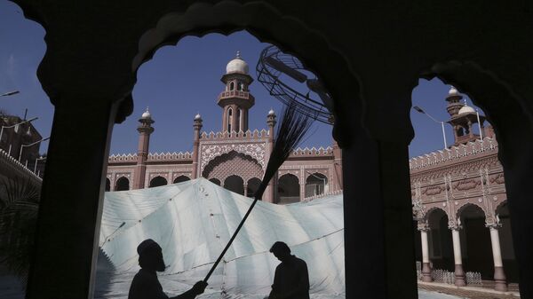 Мечеть Мохабат Хан в Пакистане в месяц Рамадан. Мусульманские праздники - Sputnik Грузия