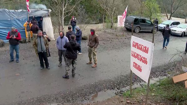 Протестующие против Намахвани ГЭС у места строительства объекта. Палатки участников акции - Sputnik Грузия