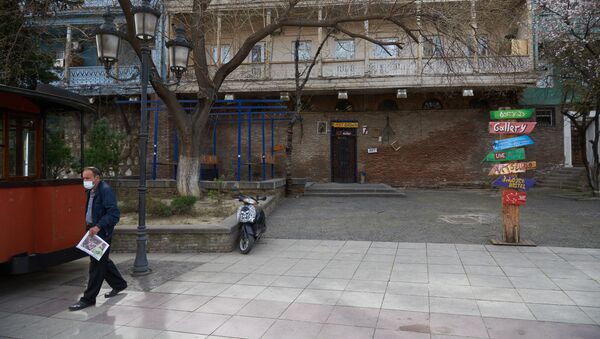 Весна в Тбилиси - деревья в цвету в старом городе. Закрытые кафе и рестораны из-за пандемии коронавируса - Sputnik Грузия