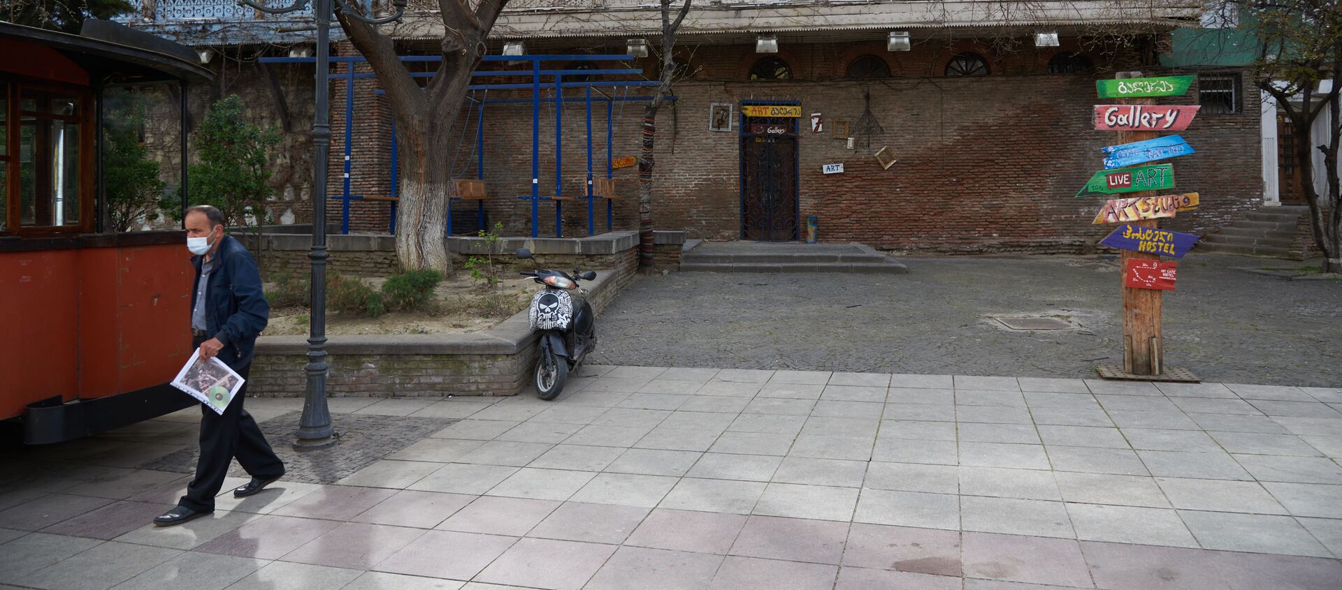 Весна в Тбилиси - деревья в цвету в старом городе. Закрытые кафе и рестораны из-за пандемии коронавируса - Sputnik Грузия, 1920, 15.04.2021