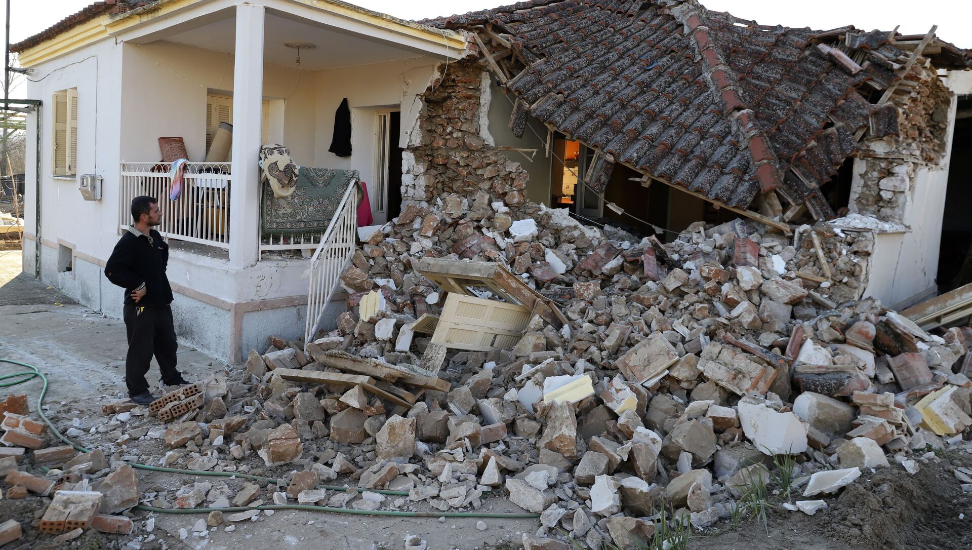 Разрушенные землетрясением жилые дома. Центральная Греция - Sputnik Грузия, 1920, 15.04.2021
