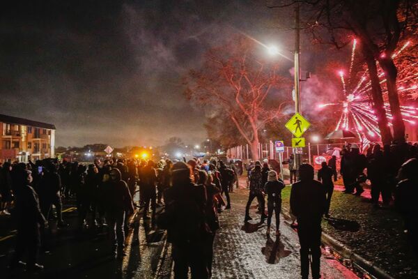 В американском штате Миннесота вечером в минувшее воскресенье, произошли столкновения демонстрантов с правоохранительными органами  - Sputnik Грузия