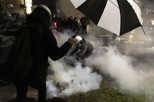 Для разгона протестующих полиция применила резиновые пули, слезоточивый газ и светошумовые гранаты - Sputnik Грузия