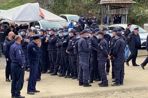 Полиция и охрана объекта. Акция протеста Защитников Риони против Намахвани ГЭС 15 апреля 2021 года - Sputnik Грузия