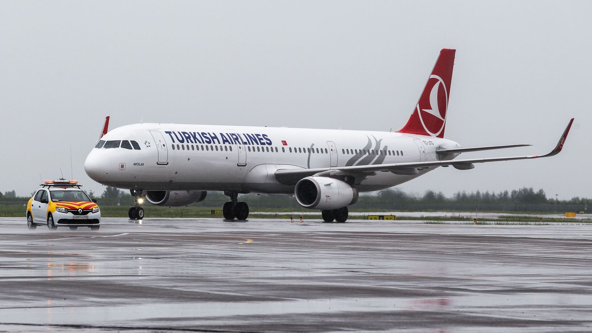 Самолет Airbus A321-200 турецкой авиакомпании Turkish Airlines  - Sputnik Грузия, 1920, 15.04.2021
