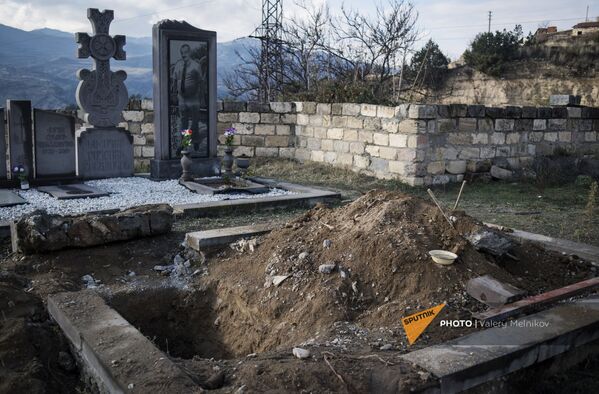 За время конфликта в Нагорном Карабахе погибли более четырех тысяч
человек. Некоторые жители покидая свои дома забирали останки родственников для перезахоронения в Армении - Sputnik Грузия