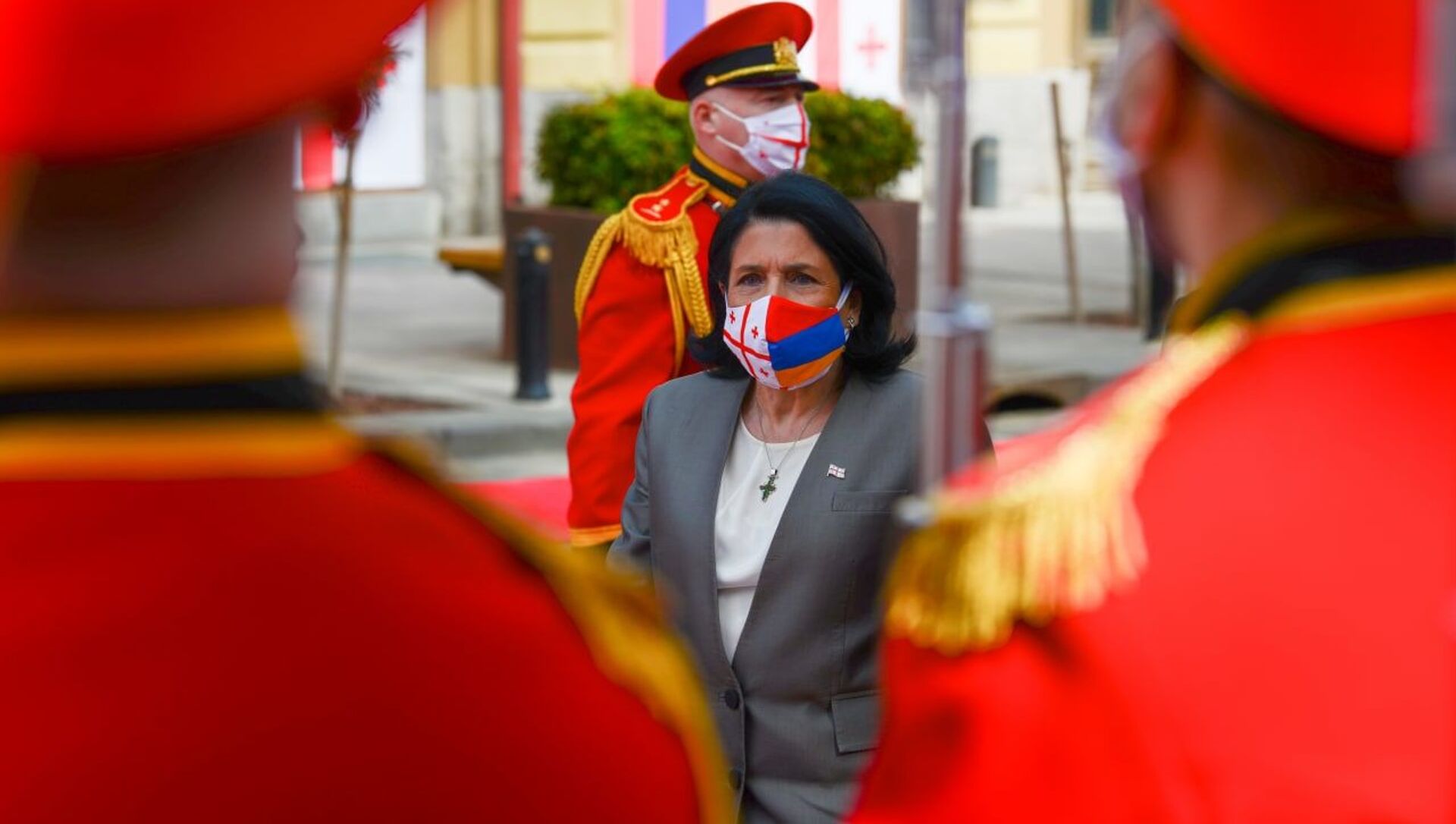 Саломе Зурабишвили во время визита президента Армении в маске с армянским флагом - Sputnik Грузия, 1920, 12.06.2021