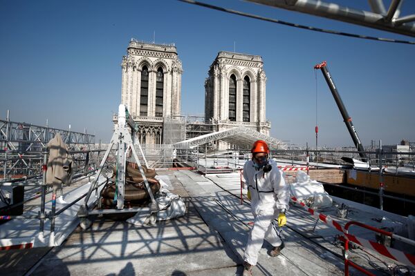 Два года спустя после масштабного пожара в соборе Парижской Богоматери полным ходом идут работы по подготовке к его реконструкции - Sputnik Грузия