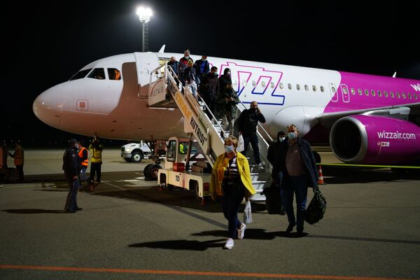 Авиалайнер компании WizzAir доставил в Кутаиси 180 пассажиров из Варшавы - Sputnik Грузия