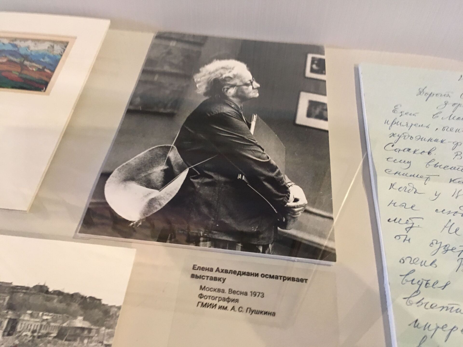 Елена Ахвледиани осматривает московскую выставку. Фрагмент экспозиции «Грузинские палестины» - Sputnik Грузия, 1920, 05.04.2023