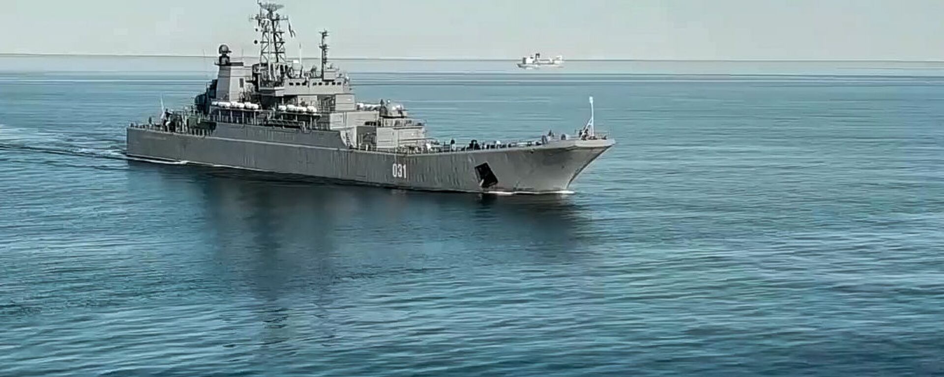 Большой десантный корабль проекта 775 Александр Отраковский перед высадкой морского десанта на необорудованное побережье Чукотского моря в районе мыса Ванкарем в рамках маневров Восток-2018 - Sputnik Грузия, 1920, 20.04.2021