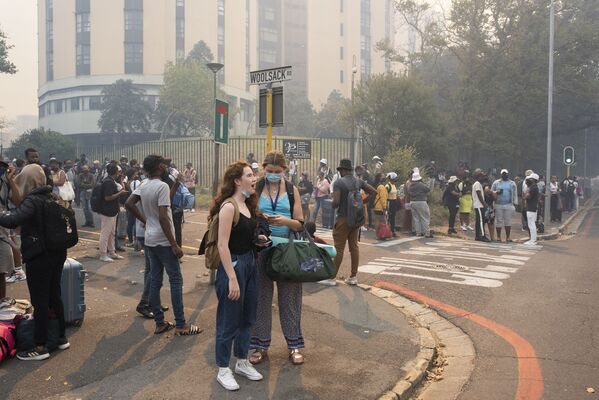 Сгорела библиотека Кейптаунского университета, огонь охватил и кампус, после чего студентов начали эвакуировать
 - Sputnik Грузия