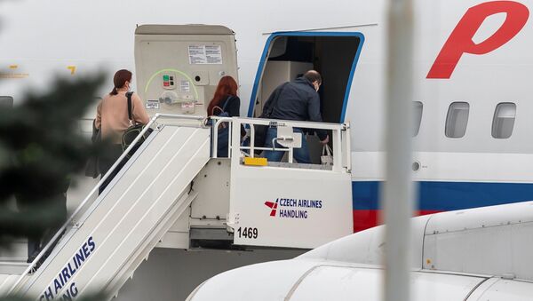 Российские дипломаты садятся на борт самолета специального назначения в международном аэропорту Праги, Чехия - Sputnik Грузия