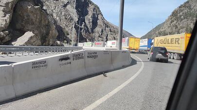 Трейлеры на дороге из Грузии в Россию на нейтральной территории между КПП Казбеги - Верхний Ларс