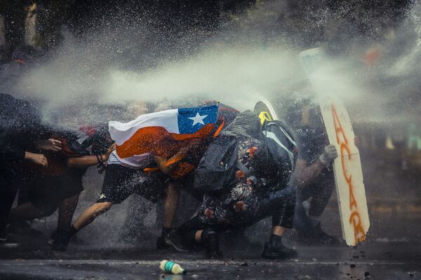 На пятом месте оказалась работа чилийского фотографа Хавьера Вергары, посвященная протестам в Сантьяго - Sputnik Грузия