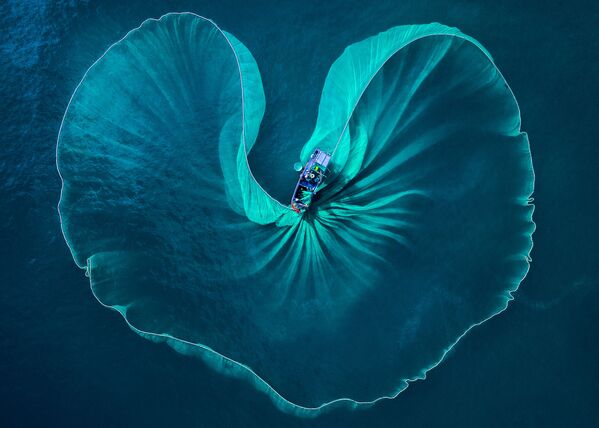 Вьетнамский фотограф Фуок Хоай Нгуен заглянул в Сердце моря и покорил жюри конкурса. Кадр отметили почетным упоминанием - Sputnik Грузия