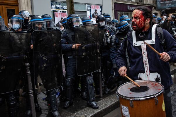 Французский фотограф Орельен Мориссар, а вслед за ним и жюри не смогли пройти мимо Демонстрации протеста против законопроекта о глобальной безопасности в Париже
 - Sputnik Грузия