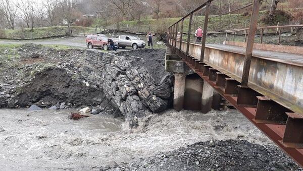 Наводнение размыло дороги в Лентехском районе - Sputnik Грузия