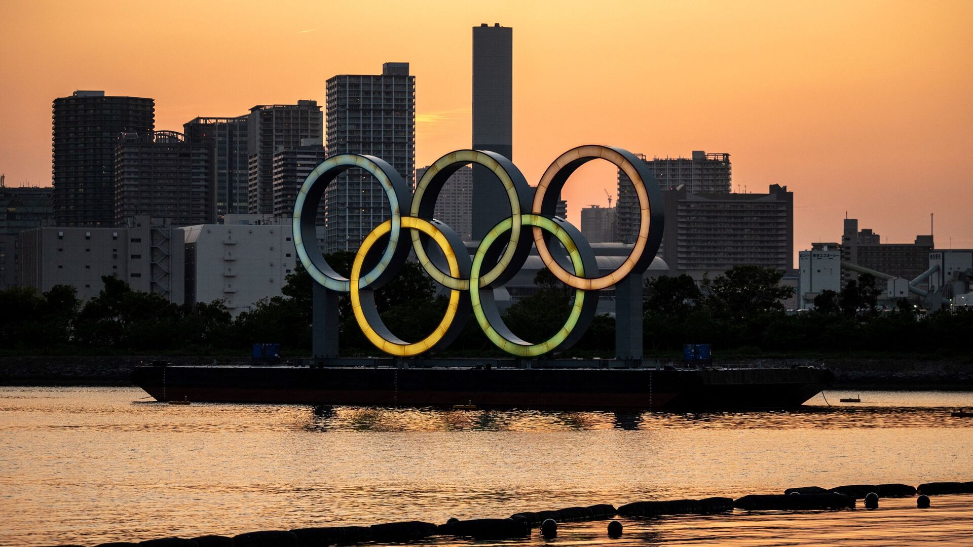Олимпийские кольца зажжены на набережной Одайбы в Токио 20 апреля 2021 года  - Sputnik Грузия, 1920, 04.01.2022