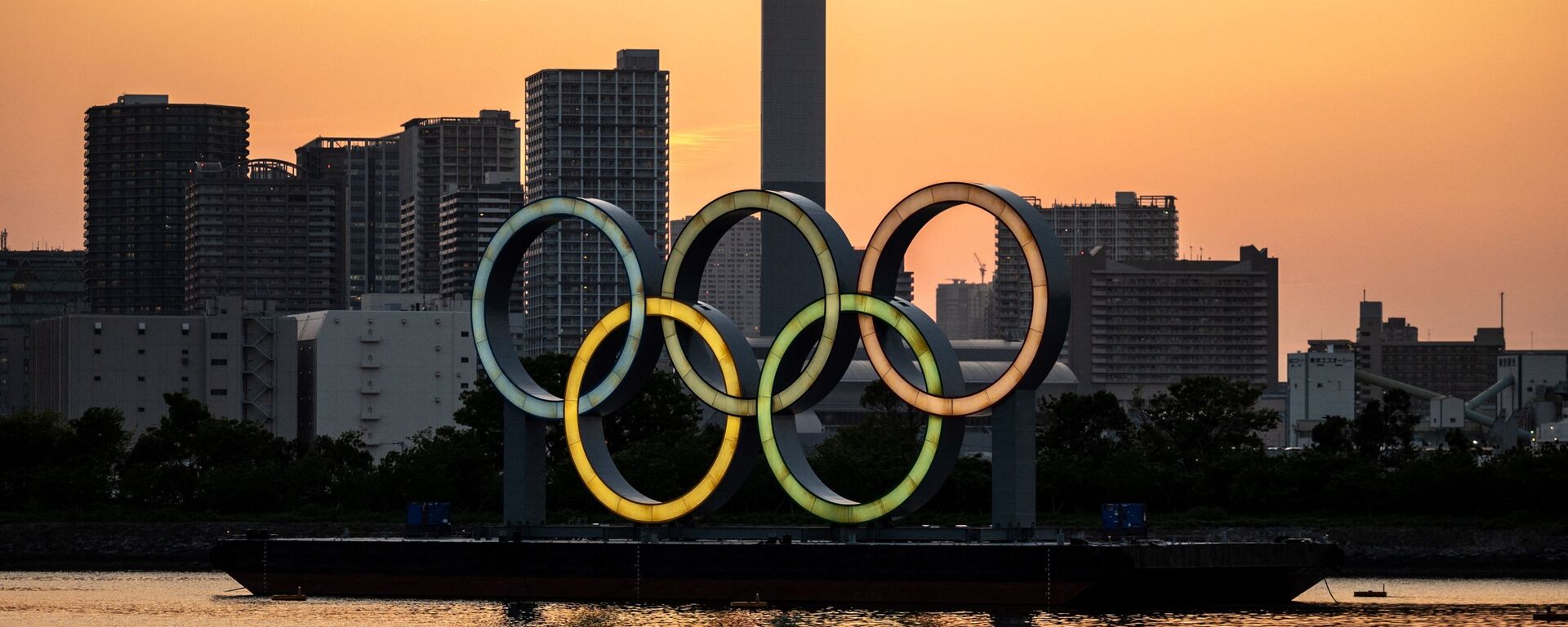 Олимпийские кольца зажжены на набережной Одайбы в Токио 20 апреля 2021 года  - Sputnik Грузия, 1920, 22.04.2021