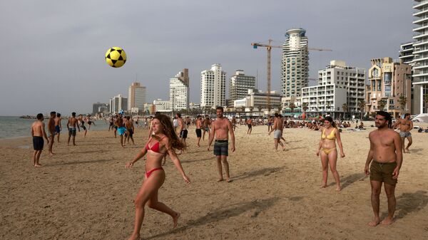 Люди играют в футбол на пляже в Тель-Авиве - Sputnik Грузия