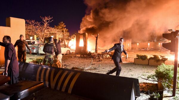 Сотрудники службы безопасности и волонтеры на месте взрыва в Кветте, Пакистан - Sputnik Грузия