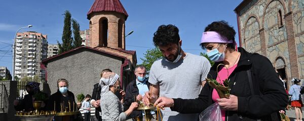 Верующие в церкви. Предпасхальные дни. Вербное воскресенье - Sputnik Грузия