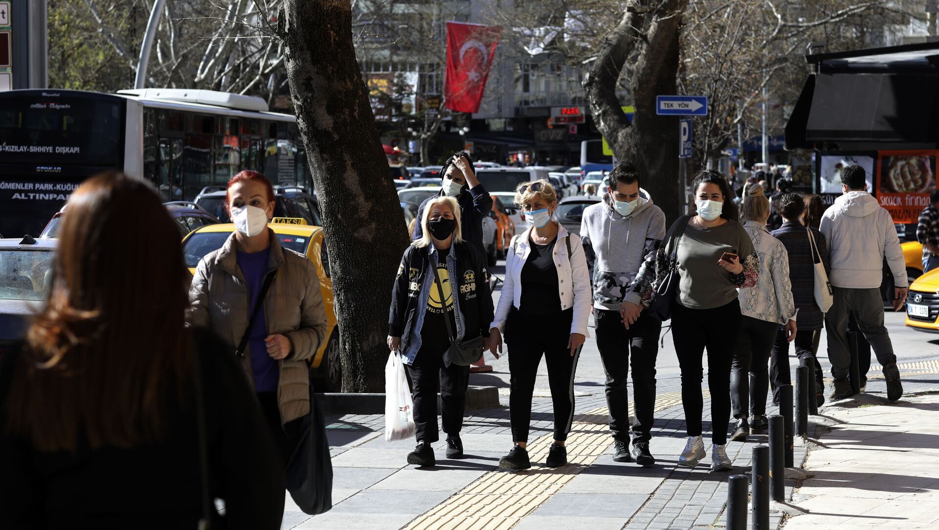 Пандемия коронавируса COVID - прохожие в масках в Анкаре, Турция  - Sputnik Грузия, 1920, 26.04.2021