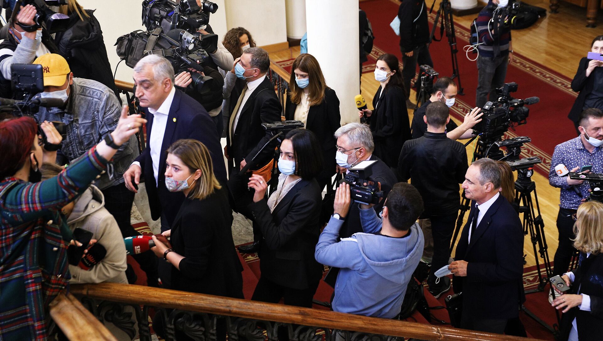 Депутаты от оппозиции идут на заседание парламента Грузии 27 апреля 2021 года - Sputnik Грузия, 1920, 27.04.2021