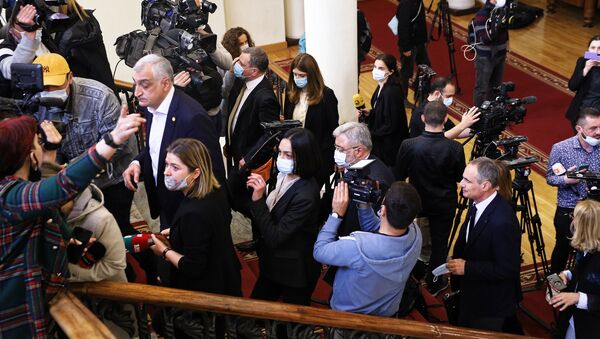 Депутаты от оппозиции идут на заседание парламента Грузии 27 апреля 2021 года - Sputnik Грузия