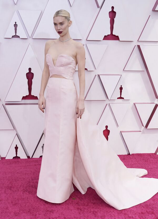 Актриса Ванесса Кирби для церемонии выбрала романтическое бледно-розовое платье от бренда Gucci без бретелей, со шлейфом и обнаженной спиной. Наряд имел пикантный вырез в зоне декольте и небольшой вырез на животе - Sputnik Грузия