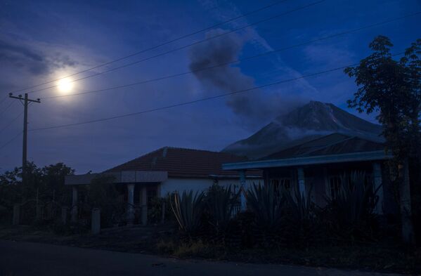 Тогда извержение вулкана заставило около 12 тысяч жителей индонезийского острова Суматра покинуть свои дома - Sputnik Грузия