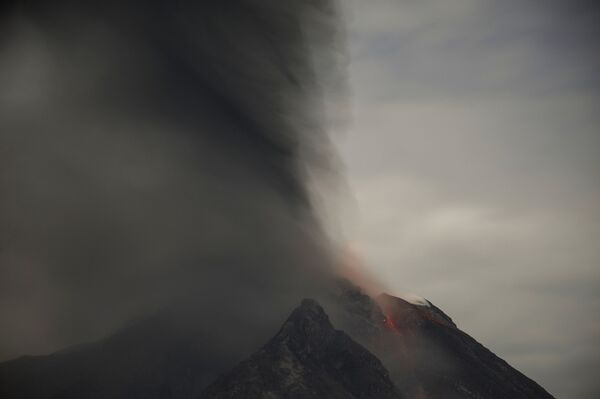 Извержение вулкана Синабунг в Индонезии - Sputnik Грузия