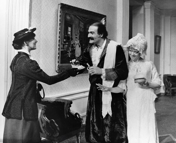 Кахи Кавсадзе в роли учителя танцев в картине Мелодии Верийского квартала (1973). С ним в этой киноленте сыграли таланливейшие актрисы - Софико Чиаурели (слева) и Алиса Фрейндлих (справа)  - Sputnik Грузия
