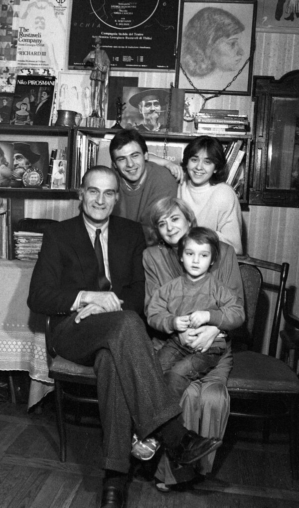 Семья была для Кахи Кавсадзе самым дорогим в жизни. В 1992 году у артиста умерла любимая супруга, тоже актриса Белла Мирианашвили. Кавсадзе оставался верен ей до дня смерти - Sputnik Грузия