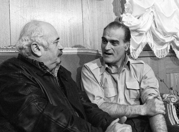 Кавсадзе отличался высокой работоспособностью - буквально не мог без работы ни жить, ни дышать. На снимке Реваз Чхеидзе (слева) и Кахи Кавсадзе (справа) во время съемок фильма Дон Кихот - Sputnik Грузия
