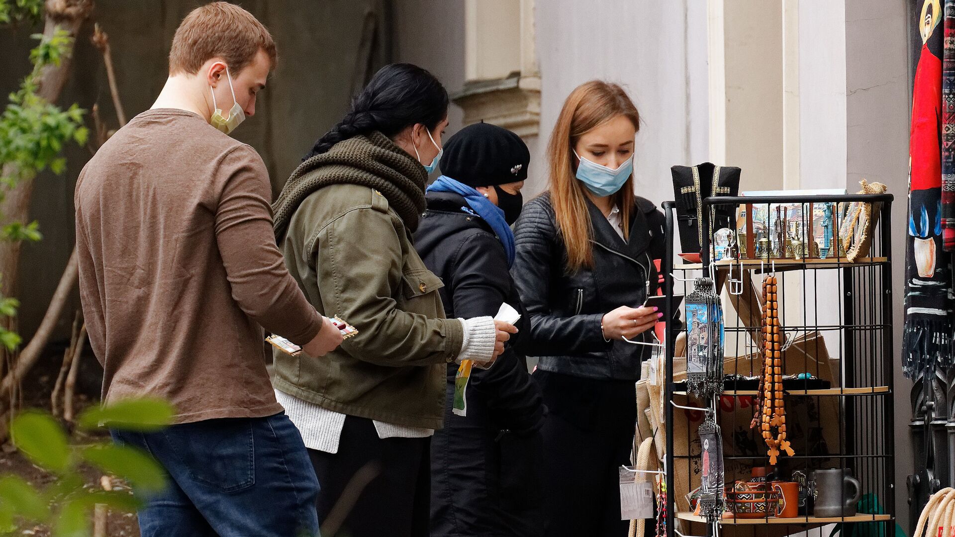 Эпидемия коронавируса - туристы в масках в старом городе - Sputnik Грузия, 1920, 01.05.2021