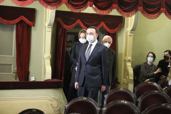 Пришли, чтобы проститься с Кахи Кавсадзе, представители правительства Грузии. На фото - премьер-министр страны Ираклий Гарибашвили - Sputnik Грузия