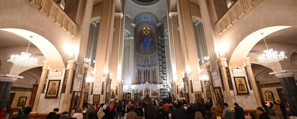 Праздничная церковная служба в кафедральном соборе Святой Троицы - Самеба - Sputnik Грузия