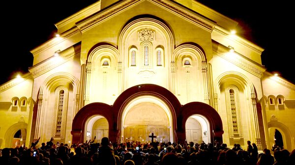 Празднование Пасхи в Грузии 1 мая 2021 года. Праздничная церковная служба в кафедральном соборе Святой Троицы - Самеба - Sputnik Грузия