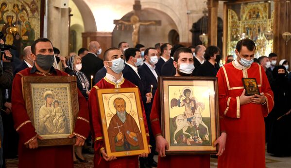 В этом году Пасха пришлась на 2 мая. Главная праздничная служба состоялась в кафедральном соборе Святой Троицы - Самеба - Sputnik Грузия