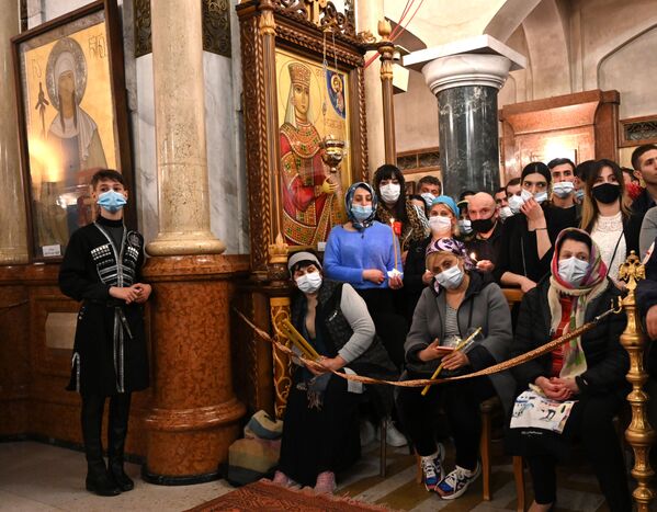 Теперь, из-за пандемии коронавируса, все верующие в храме обязательно должны носить маски - Sputnik Грузия