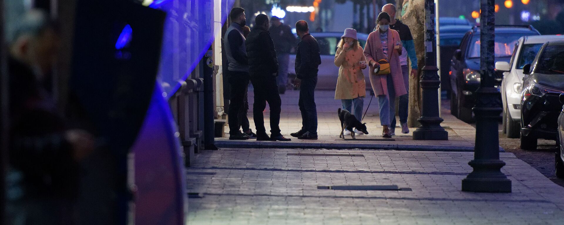 Эпидемия коронавируса - прохожие на улице гуляют вечером в масках - Sputnik Грузия, 1920, 05.05.2021