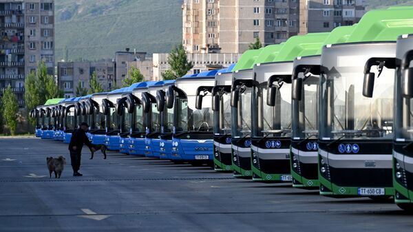 Городской общественный транспорт - остановленные пассажирские автобусы на стоянке - Sputnik Грузия