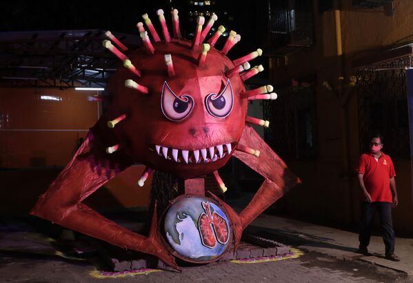 В Мумбаи во время фестиваля Холи сделали огромную фигуру, изображающую злобный коронавирус и потом сожгли ее во время исполнения традиционных ритуалов. Но это не остановило распространение COVID-19  - Sputnik Грузия