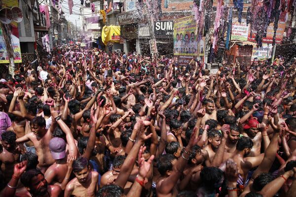 А ведь еще совсем недавно, в марте, в Индии праздновали массовый фестиваль Холи. Этот снимок был сделан в конце марта в Праяградже  - Sputnik Грузия