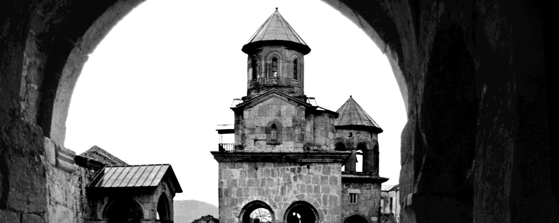 Брусчатые мостовые - брусчатка в храме Гелати до реконструкции, архивное фото - Sputnik Грузия, 1920, 20.05.2021